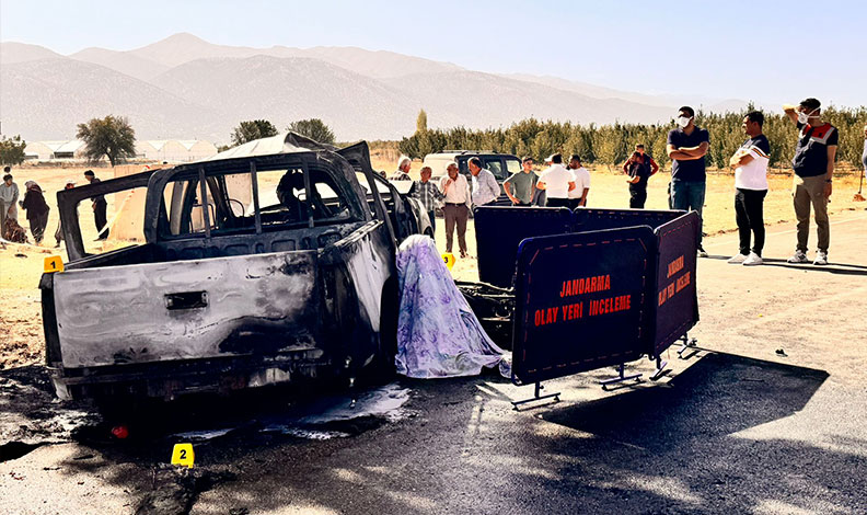 Kamyonet ile motosiklet çarpışıp alev alev yandı: 2 ölü, 1 yaralı