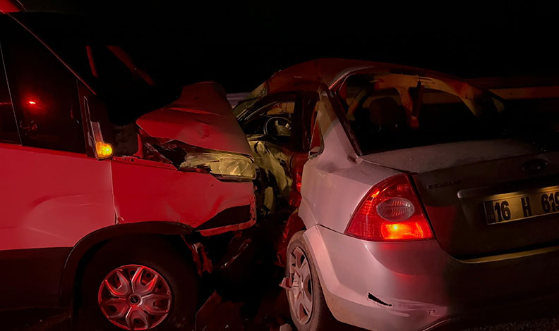 Bursa’da otomobil kamyonet ile çarpıştı: 2 yaralı