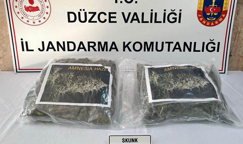 Otomobildeki valizin içinden uyuşturucu çıktı