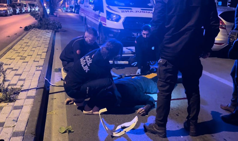 Motosiklet yola atlayan yayaya çarptı: 1 ölü, 2 yaralı