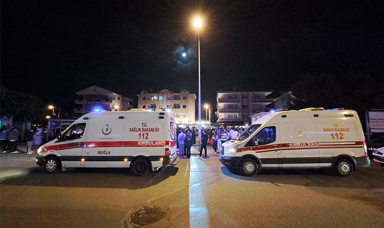 Parkta bıçaklı kavga, yaralanan iki kişi hastaneye kaldırıldı