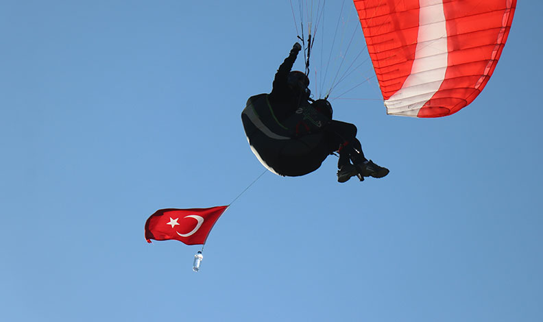 Türk bayraklarıyla dağın zirvesinden uçtular: “İstikbal göklerdedir”