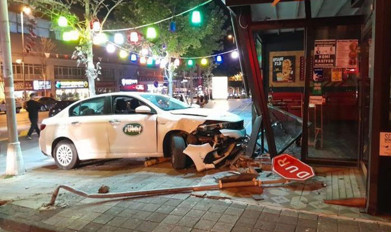 Beylikdüzü’nde polisten kaçan alkollü sürücü restorana daldı
