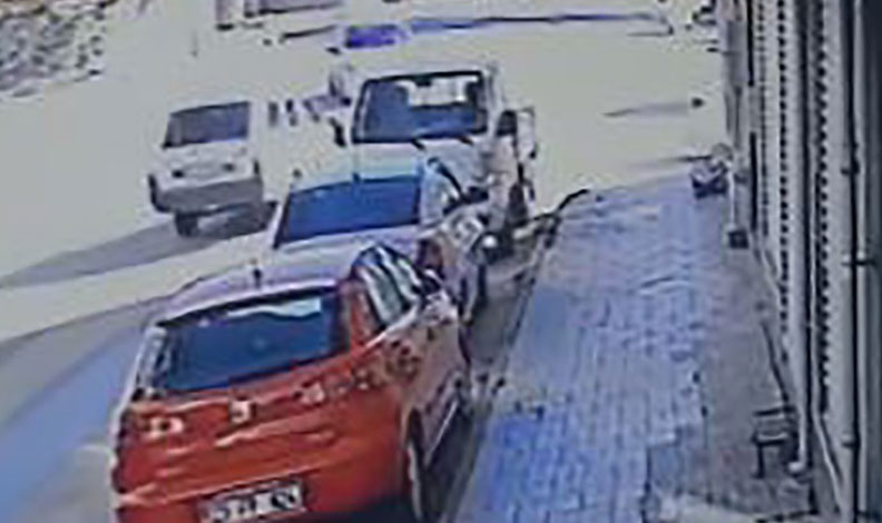 Elazığ’da iki otomobilin çarpışma anı kameraya yansıdı