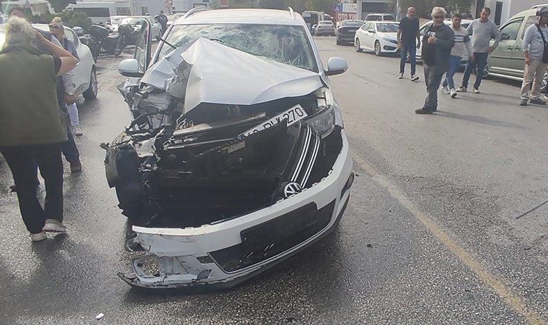 Park halindeki kamyonete çarptı: 3 yaralı