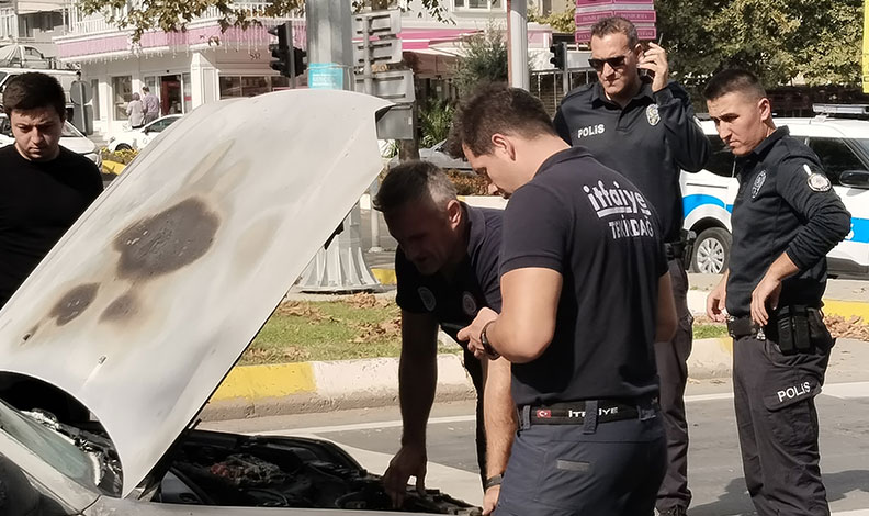 Seyir halindeki otomobil alev aldı