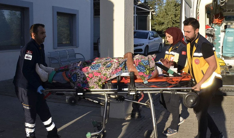 Motosiklet şarampole yuvarlandı: 2 yaralı