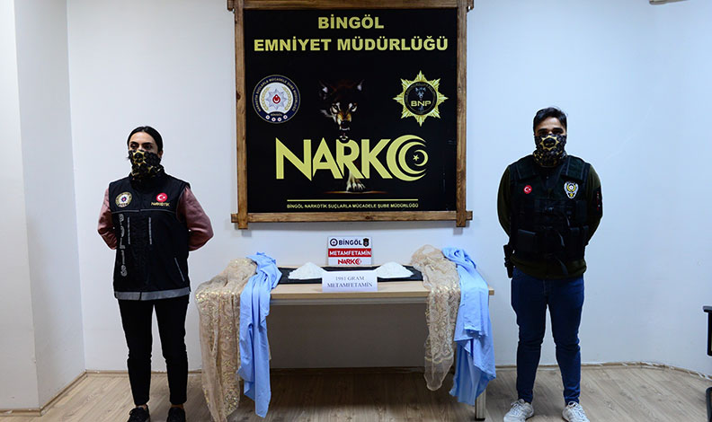 Bingöl’de kargo poşetinin içindeki perdeye zulalanmış vaziyette uyuşturucu ele geçirildi