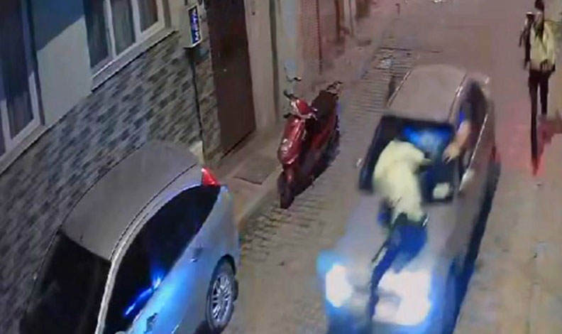 İzmir’de dur ihtarına uymayan sürücü, polisi kaputta götürdü