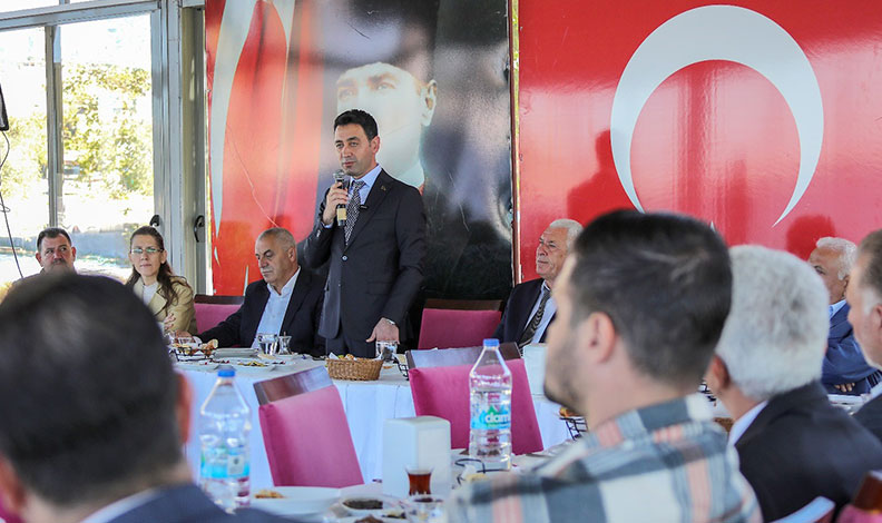 Başkan Önal, muhtarlarla buluştu: “Bayraklı için gece gündüz çalışıyoruz”