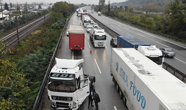 Otoyolda makaslayan tıra yolcu otobüsü çarptı: Kilometrelerce araç kuyruğu oluştu