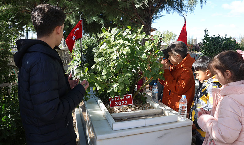 15 Temmuz şehidinin kabri ziyaret ediliyor