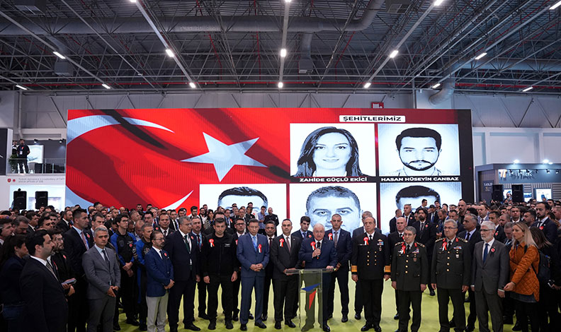 TUSAŞ standına kurulan dev ekrana şehitlerin fotoğrafları yansıtıldı