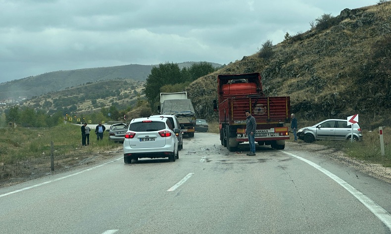 Maddi hasarlı zincirleme trafik kazası