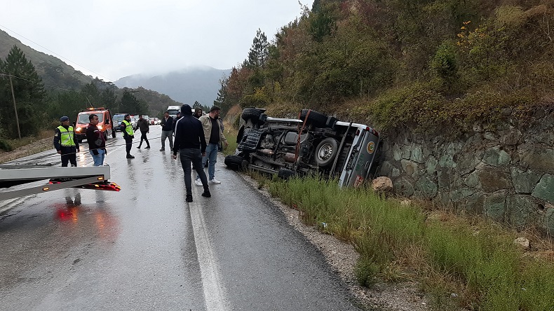 Yoldan çıkan pikap duvara çarptı