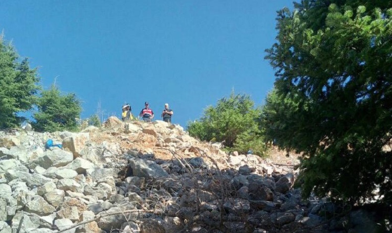 Tuvalet için yol kenarında durdu, 40 metrelik uçuruma yuvarlandı
