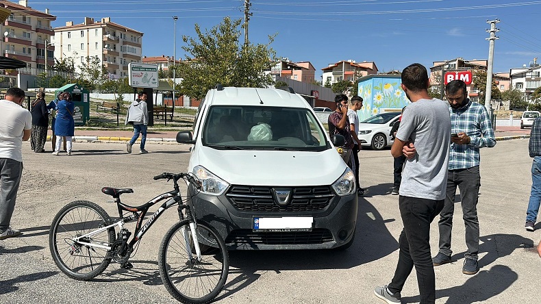 Hafif ticari araç ile bisiklet çarpıştı