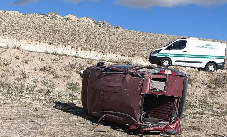 Ankara’da kontrolden çıkan hafif ticari araç şarampole devrildi