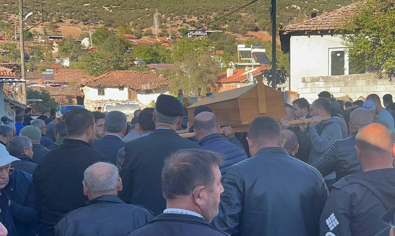 Kazada hayatını kaybeden 4 kişi toprağa verildi