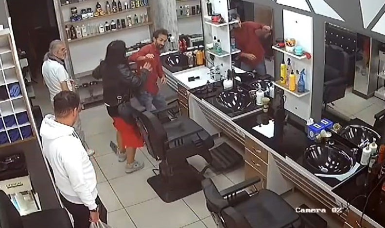 Eski eşinin iş yerine gidip darp etti