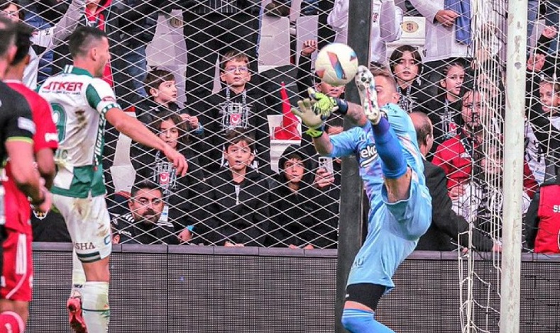 Beşiktaş’ta kaleci Mert Günok sakatlandı