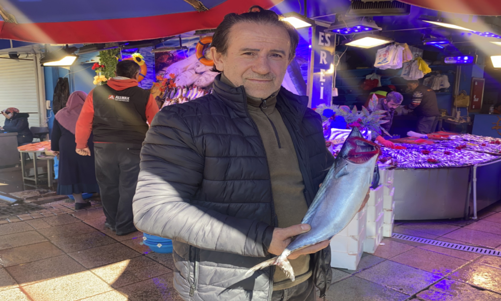 Denizlerdeki fırtına balık tezgahlarına yansıdı