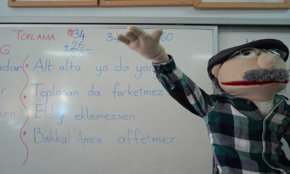 ‘Bakkal Amca’ ismini verdiği kukla ile dersleri işliyor