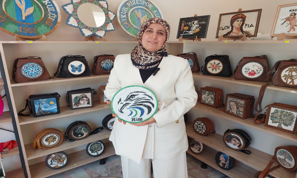 Rize’de mozaik sanatını icra ediyor