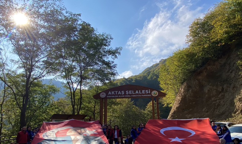 Doğa yürüyüşü ile Aktaş Şelalesi’ni keşfettiler