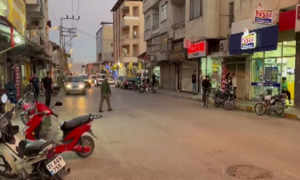 Otomobil ile çarpışan motosiklet sürücüsü havaya uçtu