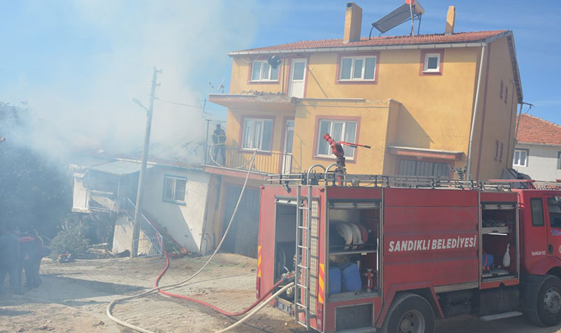85 yaşındaki adam evinde çıkan yangında ölümden döndü