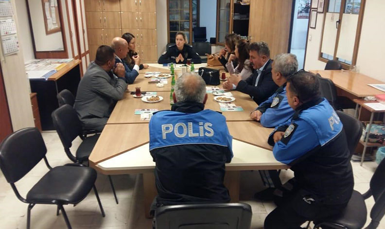 Polis ekipleri mahalle muhtarlarıyla bir araya geldi