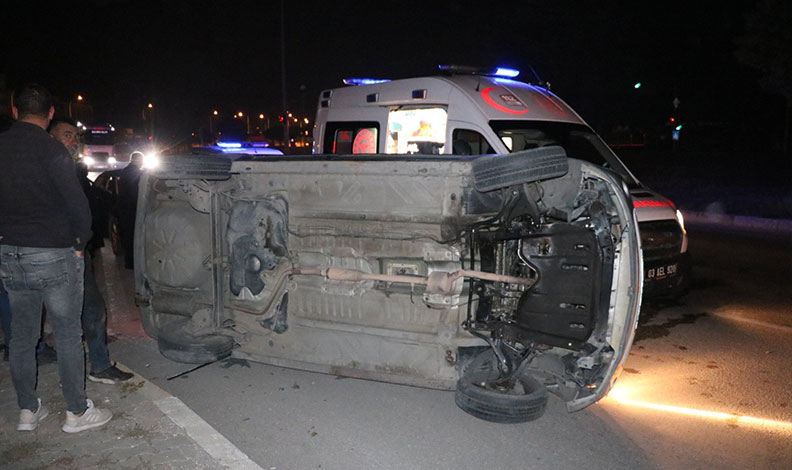 Refüje çarpıp takla atan araçta aynı aileden 5 kişi yaralandı