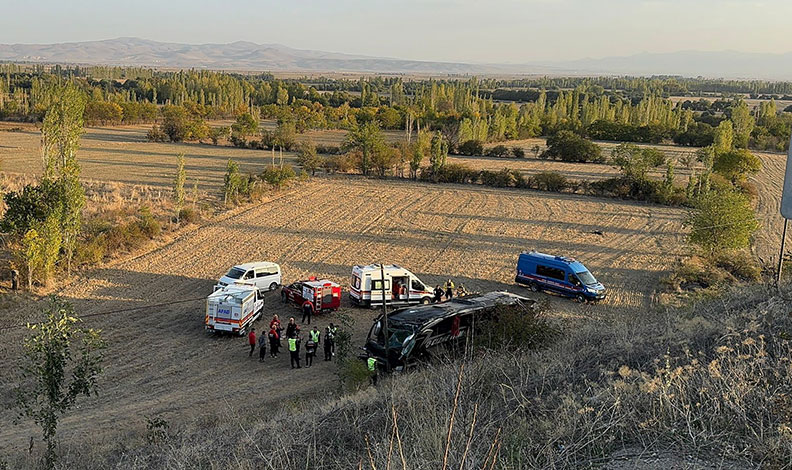 Yolcu otobüsü şarampole devrildi: 21 yaralı