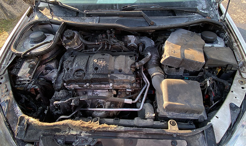 Yoldan geçen mikser aracı yanan otomobili kül olmaktan kurtardı