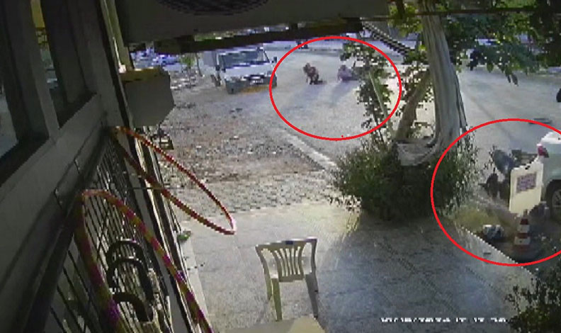 İki motosiklet kafa kafaya çarpıştı: 3 kişi yere savruldu