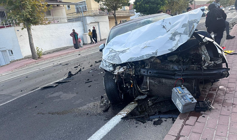 Otomobillerin çarpışması kameraya yansıdı, sürücü anne öldü