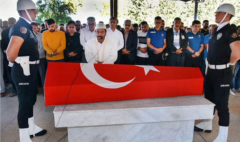 İstanbul’da hayatını kaybeden komiser Adana’da toprağa verildi
