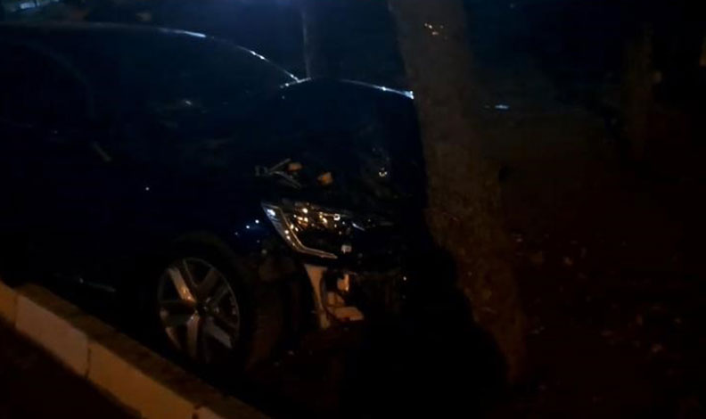 Diyarbakır’da kaldırıma çıkan otomobil, ağaca çarparak durdu: 3 yaralı