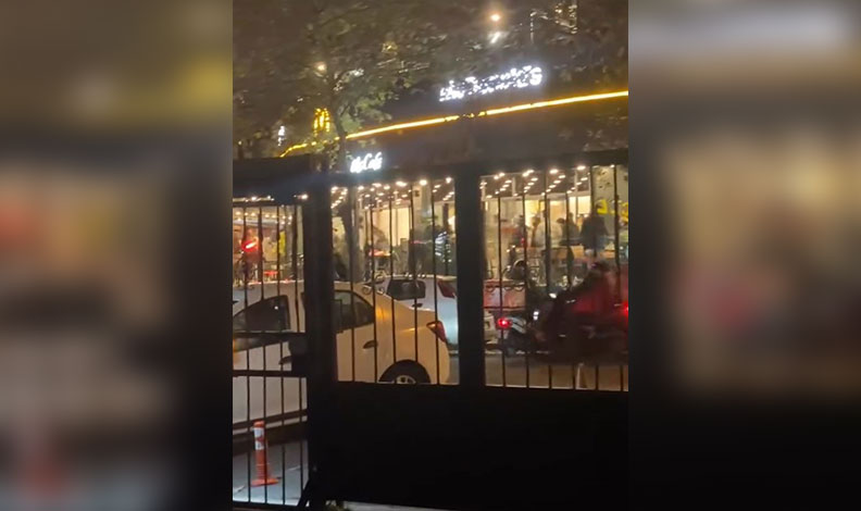 Restoranda müşteriler arasında kavga çıktı sandalyeler havada uçuştu