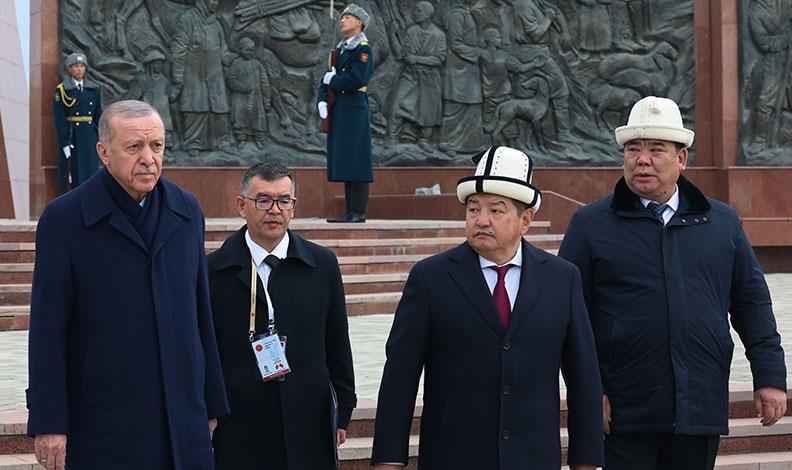 Cumhurbaşkanı Erdoğan, Ata Beyit Anıtı ve kabrini ziyaret etti