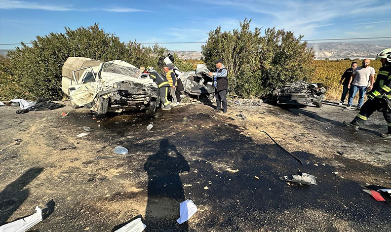 Karşı şeride geçen kamyonet otomobille kafa kafaya çarpıştı: 1 ölü 1 yaralı