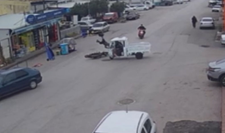 Balıkesir’de motosiklet üç tekerlekli motorlu bisikletle çarpıştı: 2 yaralı
