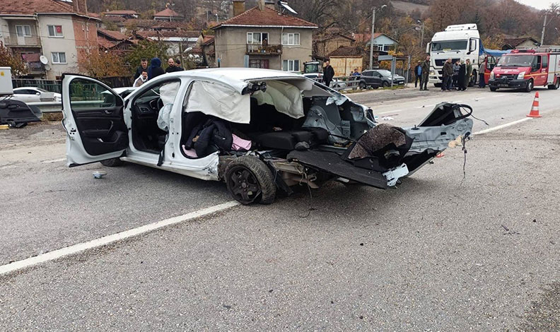 Bilecik’te araçlar çarpıştı, anne ve kızı hayatını kaybetti