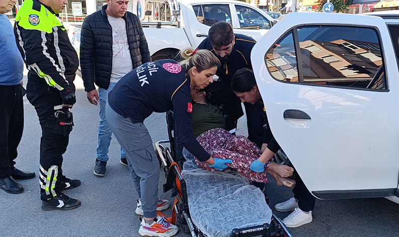 Bayılan karısını hastaneye götürürken kaza yaptı, ambulansla baygın şekilde hastaneye götürüldü