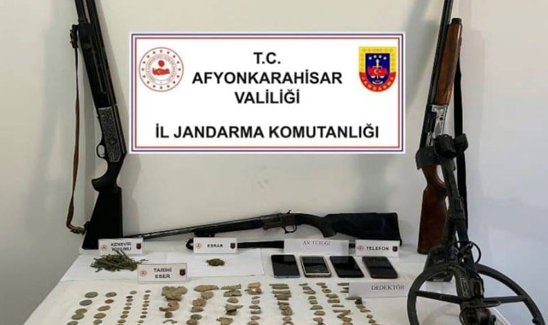 Jandarma baskın yaptığı adreslerde uyuşturucu ve tarihi eser ele geçirdi