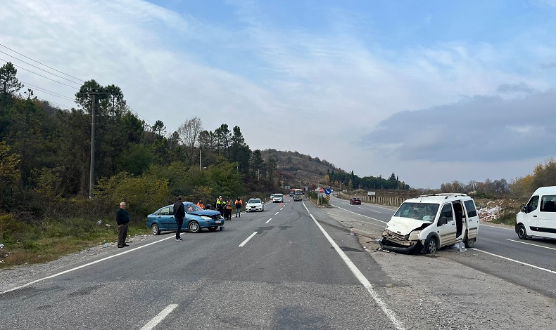 “U” dönüşü yapan otomobil hafif ticari araçla çarpıştı