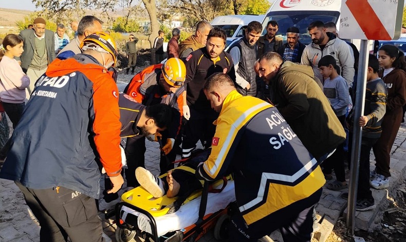12 yaşındaki çocuk elektrik direği çukuruna düştü