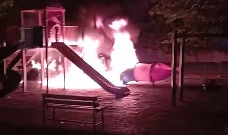 Elazığ’da çocuk parkı alev alev yandı