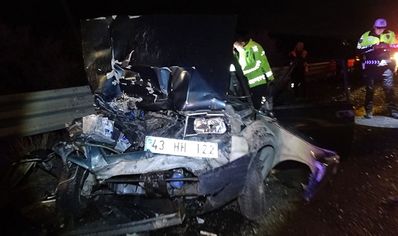 Kütahya’da otomobil ile iş makinası çarpıştı: 1 ölü, 4 yaralı